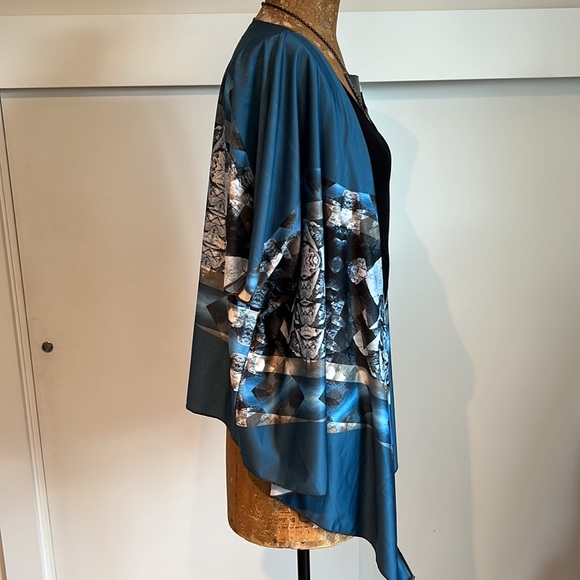 Geometric abstract kimono wrap resortwear - Picture 5 of 9